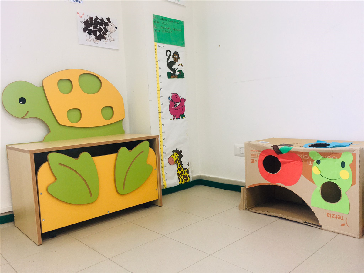 Paesaggio montano al tramonto con cime innevate e cielo arancione